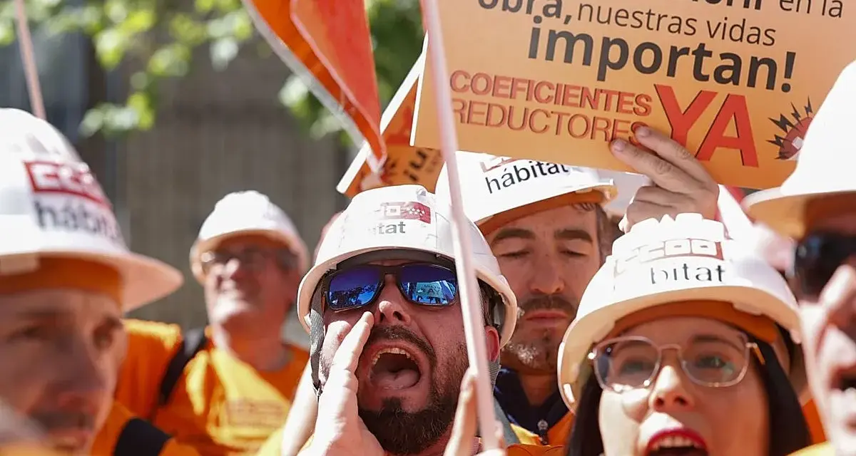 Manifestantes exigen jubilación a los 60 años en la construcción. "No queremos morir en la obra, nuestras vidas importan", gritan.