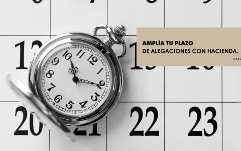 Reloj de bolsillo sobre calendario. ¿En cuántos plazos se puede pagar a Hacienda? Amplía tu plazo de alegaciones.