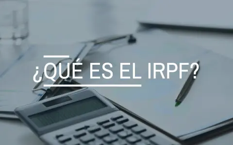 Calculadora y bolígrafo sobre documentos. El texto principal es "¿Qué es el IRPF?", una clave para entender tus finanzas.