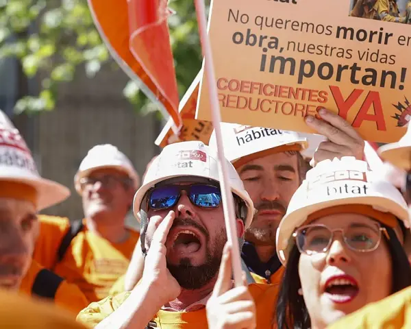 Manifestantes exigen jubilación a los 60 años en la construcción. "No queremos morir en la obra, nuestras vidas importan", gritan.