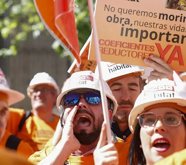 Manifestantes exigen jubilación a los 60 años en la construcción. "No queremos morir en la obra, nuestras vidas importan", gritan.