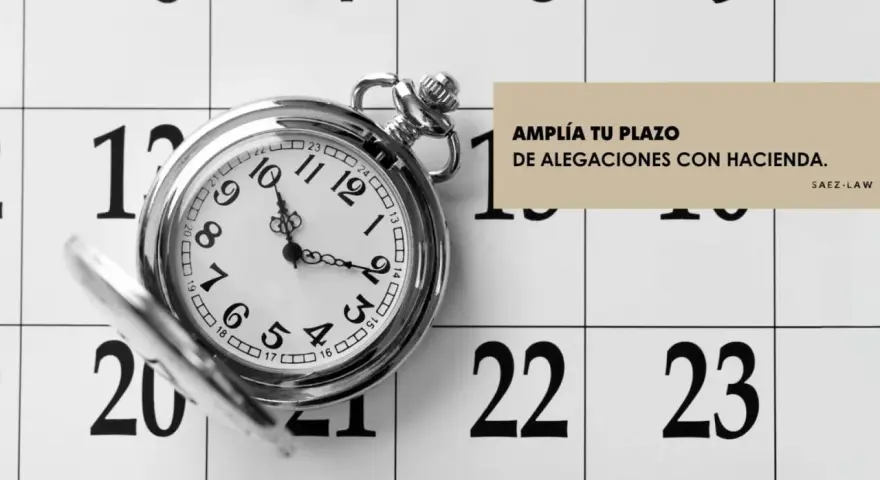 Reloj de bolsillo sobre calendario. ¿En cuántos plazos se puede pagar a Hacienda? Amplía tu plazo de alegaciones.