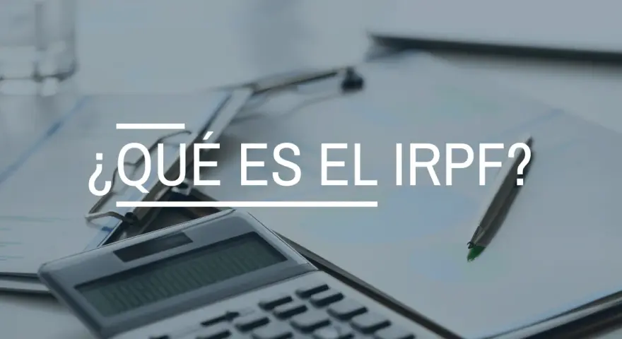 Calculadora y bolígrafo sobre documentos. El texto principal es "¿Qué es el IRPF?", una clave para entender tus finanzas.