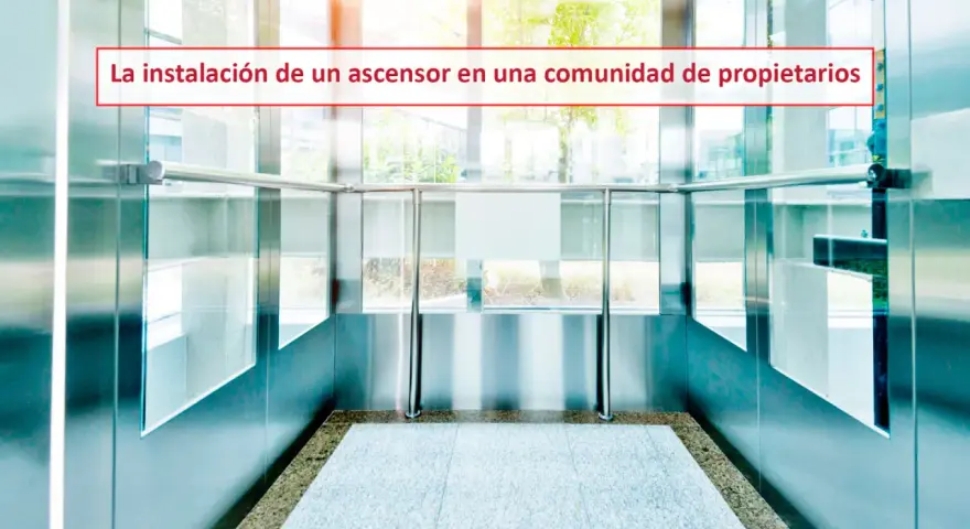 Interior de un ascensor moderno, listo para poner ascensor. Paredes de acero inoxidable y cristal, suelo de mármol.