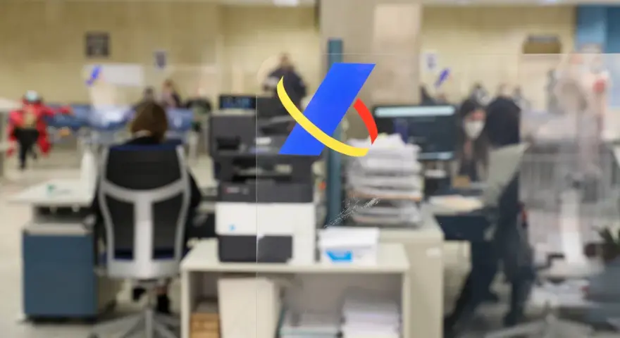 Oficina con logo de Hacienda. Personas trabajando, una persona con disfraz de superhéroe. Se acerca el momento del segundo pago de la renta.