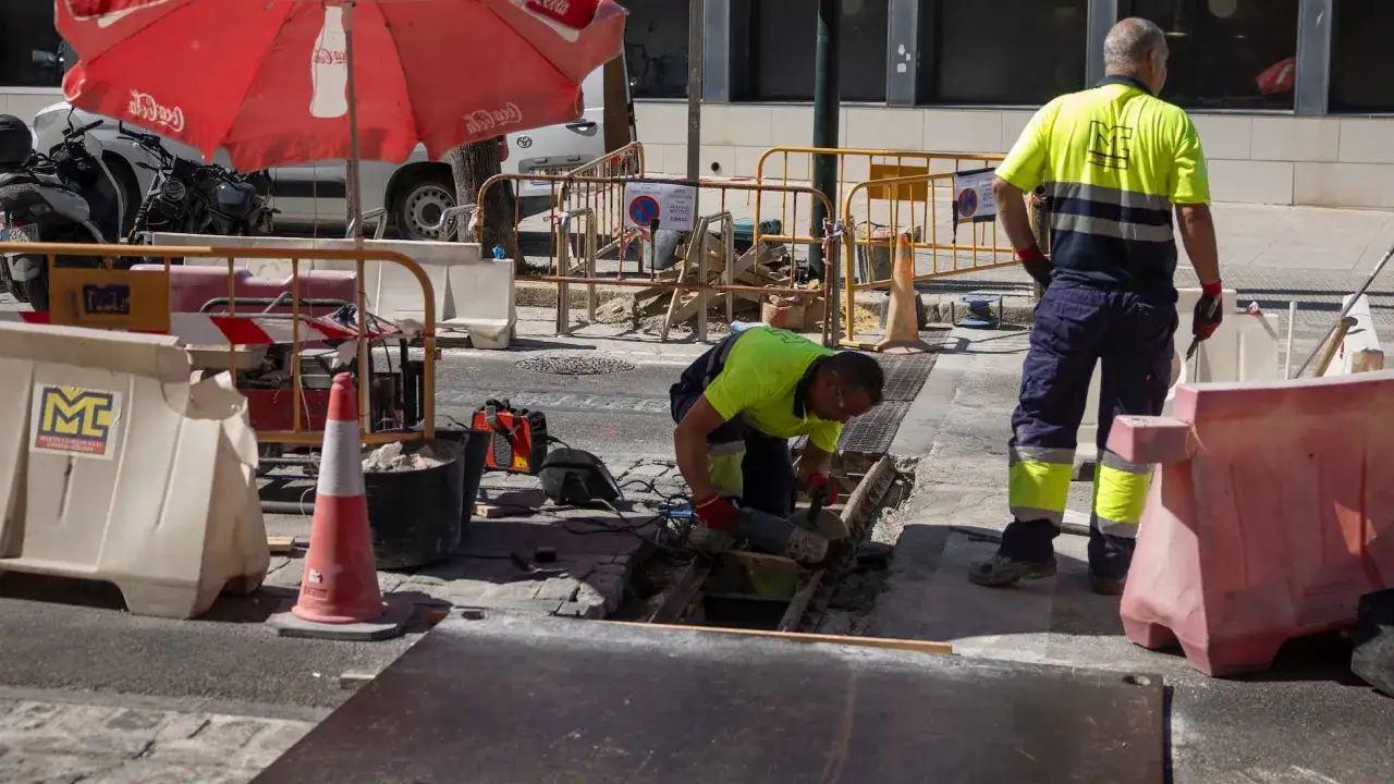 Obrero en obra, quizás cerca de su jubilación a los 60 años en la construcción, trabajando con una radial.