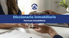 Manos intercambian dinero y una maqueta de casa, ilustrando los riesgos de la permuta inmobiliaria.