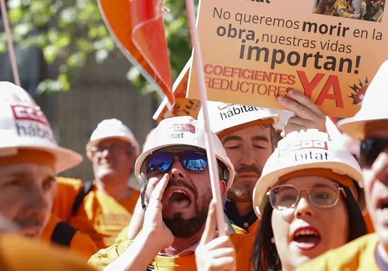 Manifestantes exigen jubilación a los 60 años en la construcción. "No queremos morir en la obra, nuestras vidas importan", gritan.