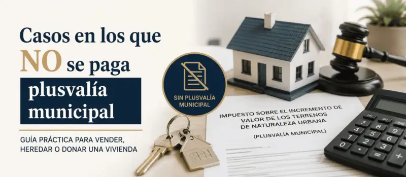 Guía sobre casos en los que NO se paga plusvalía municipal. Incluye casa modelo, martillo de juez, llaves y calculadora.
